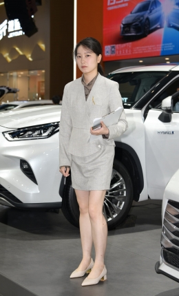 2306-1600=77√白皙美腿，浅灰色制服销售员