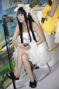 2204_158=chinajoy 坐在展台边上直播的美女 72P