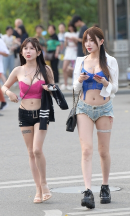 2306-1930=141√热裤清凉又性感的美女