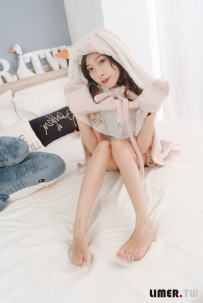 【limerence】希腊脚素人Yumi变身可爱兔兔裸足来拜年-165P+15min4K影片