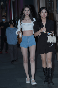 2210-359=丝袜热裤小姐姐-150P+视频/2.09GB