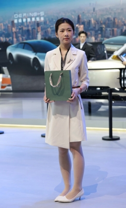 2306-2470=68√温婉美丽的丝腿礼仪