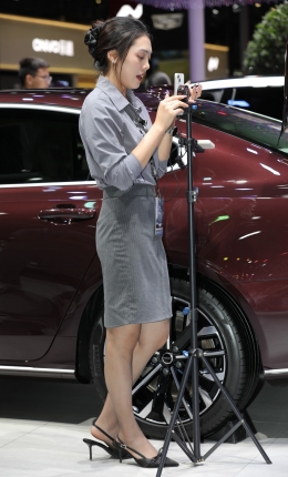 2306-2395=103√成都车展主播超薄灰丝高跟制服