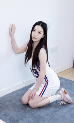 【物恋传媒】2865期：小伍-板鞋、白棉袜（高筒）、裸足（红色美甲）