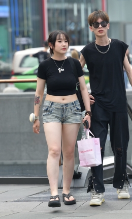 2306-1617=61√夏日热裤女友