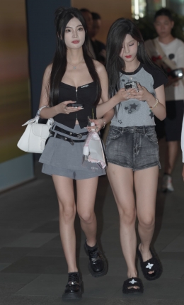 2306-1943=89√夜拍美腿热裤姐妹