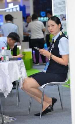 2306-2130=40√肉丝坐姿职工