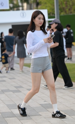 2306-918=50√街拍素人，纯棉热裤穿搭