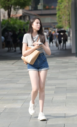 2306-2073=100√牛仔热裤小妞