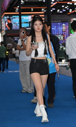 2306-1281=53√丝袜热裤舞者