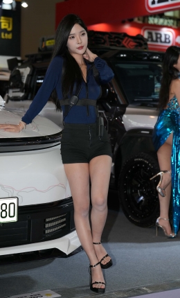 2306-2159=100√黑色热裤长腿车模