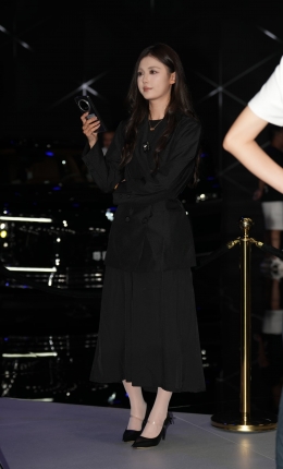 2306-2106=56√黑色长裙下的R丝袜，美女主播