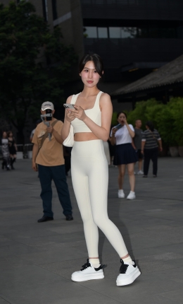 2306-631=212√性感紧身裤小姐姐