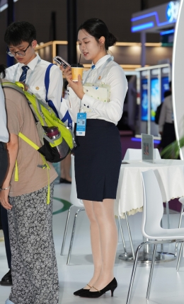 2306-2231=109√金融篇-脚跟丝袜起毛了【套图➕视频】