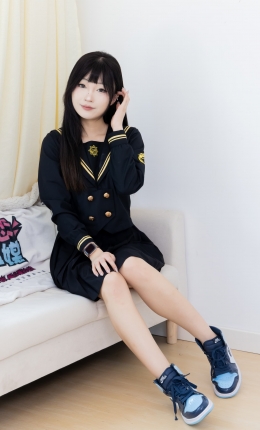 【物恋传媒】2423期：嘟嘟-JK制服、板鞋、白色蕾丝船袜、裸足