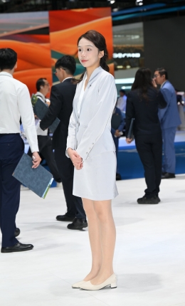 2306-1258=51√浅灰色制服丝袜销售员