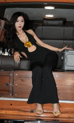 2306-1860=80√苏州改装展之叶濛雨黑裤凉高