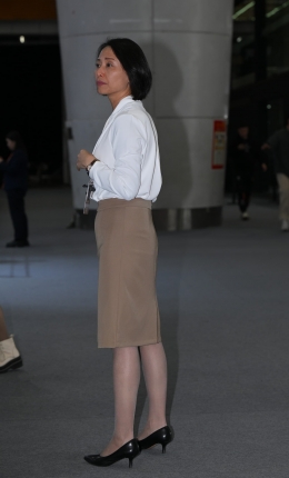 2306-2858=64√商务车展台-韵味轻熟