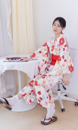 物恋传媒2385期：菜菜-木屐、短白丝、裸足、和服浴衣、裸足淋炼乳椰奶小方摆盘剧情