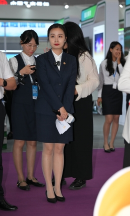 2306-2123=42√拿着麦克风的制服职员