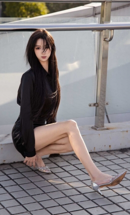【足愉心摄影】第20期：模特云悦（搭配：黑色衬衫、皮裙、高跟鞋、裸足）