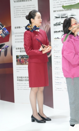 2306-2922=42√海南站-徘徊国航抓拍脱鞋瞬间