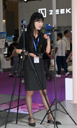 2306-1801=70√佛山车展-黑丝美腿女主播