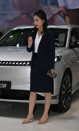 2306-2898=85√肉丝制服韵味轻熟主播