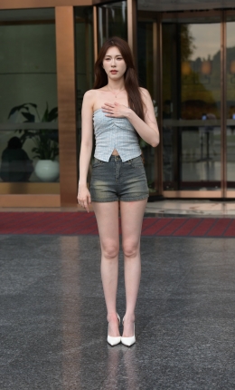 2306-618=80√抹胸装热裤美腿小姐姐