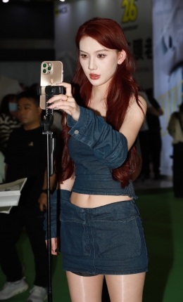 2306-1667=76√肉丝红发大长腿车模