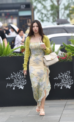 2306-1613=55√裹胸开叉裙小姐姐