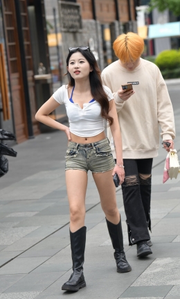 2306-1611=69√超紧致热裤女孩