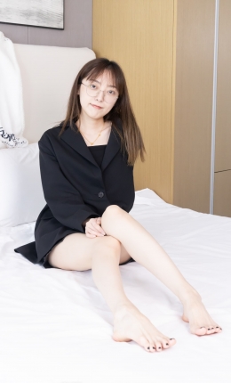 【袜啵啵】486期：稚予-长靴、黑网袜、裸足（黑色美甲）、裸足踩奶油蛋糕