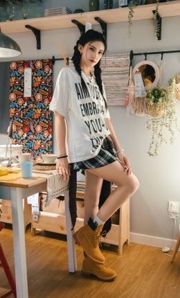 【足愉心摄影】第15期：模特可乐（红色夹克、短裙、马丁靴、肉丝色袜、白棉袜）