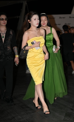 2306-977=60√裹胸凉拖小姐姐