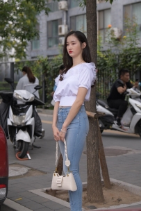 蓝色紧身牛仔裤美女【套图+视频】