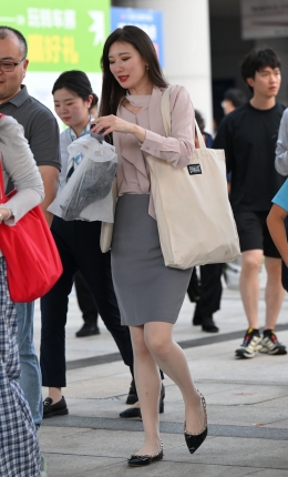 2306-2149=63√能看出穿了丝袜吧