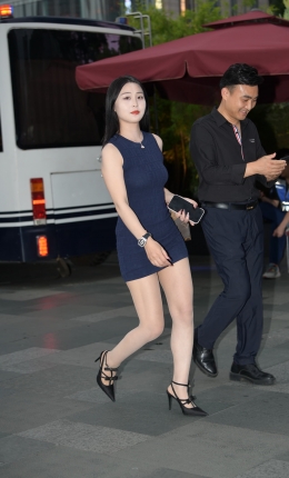 2306-555=54√街拍深蓝色包臀短裙美女