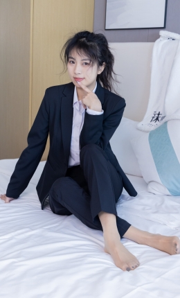 【袜啵啵】489期：奶油-两双高跟鞋、薄肉丝（脚尖微加固款）、ol制服裤里丝、黑色美甲