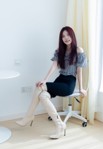 1948 期：茯苓-高跟长靴、短白棉袜、裸足