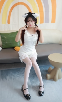 【丝恋摄影】045期：小梦-白色超短裙、厚白丝袜、黑色小皮鞋