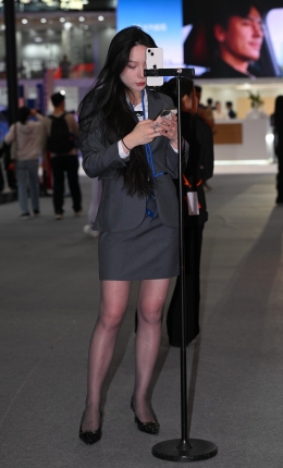 2306-2902=95√奔驰灰色制服-黑丝主播