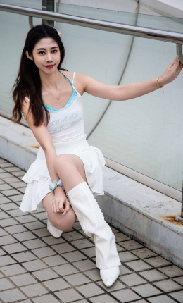 【足愉心摄影】第24期：模特敏敏（搭配：白色吊带、短裙、白色长靴、白棉袜、裸足）