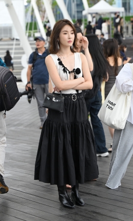 2306-909=75√黑裙短发美女