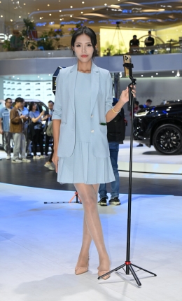 2306-1257=99√纤细美腿，肉丝女主播