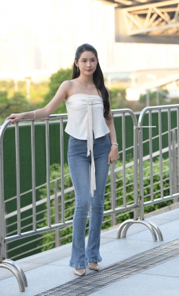 2306-1464=89√裹胸，紧牛大长腿美女