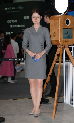 2306-1052=82√优雅知性，靓丽丝袜美腿美女，爱了