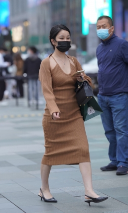 2306-2001=169√棕色长裙街拍美女