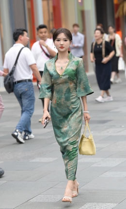 2306-1789=80√韵味轻熟古风裙小娘子