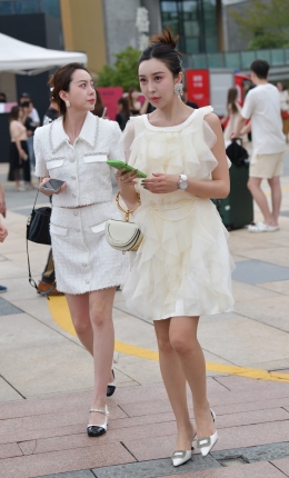 2306-1957=98√俩个美少妇